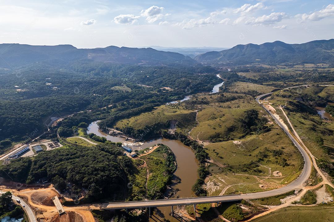 Área atingida pelo rompimento da barragem em Brumadinho Vista aérea de área atingida pelo rompimento da barragem em Brumadinho com marca de lama e impacto ambiental na paisagem