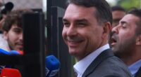 Flavio Bolsonaro durante atendimento à imprensa em meio a decisões judiciais recentes
