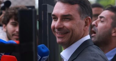 Flavio Bolsonaro durante atendimento à imprensa em meio a decisões judiciais recentes