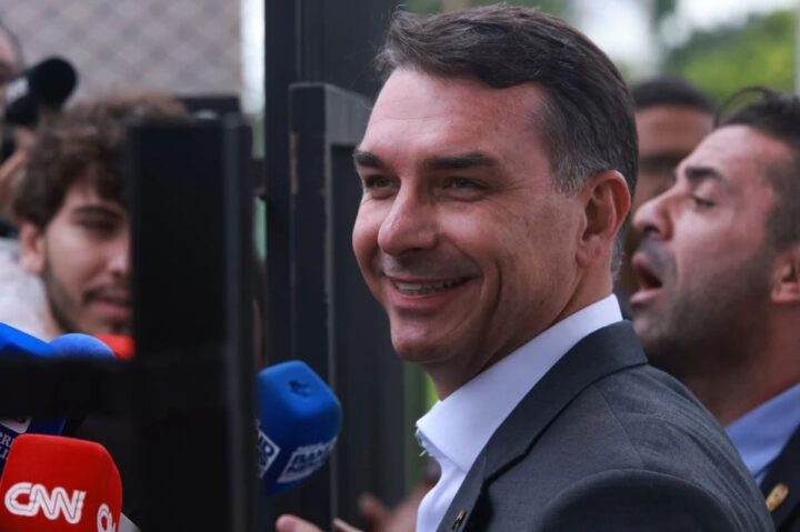 flavio Flavio Bolsonaro durante atendimento à imprensa em meio a decisões judiciais recentes