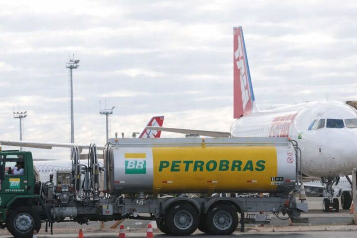 petrobras Avião em aeroporto com impacto do aumento do combustível de aviação