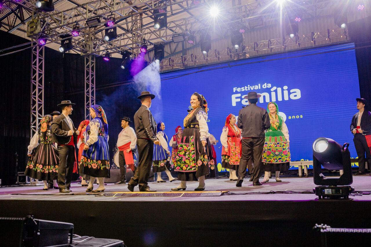 Apresentação de dança gaúcha na feira MinasTchê em BH Grupo Folclórico Os Lusíadas se apresenta durante a feira MinasTchê no Mercado Distrital de Santa Tereza, em Belo Horizonte