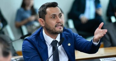Senador Cleitinho Azevedo durante agenda oficial