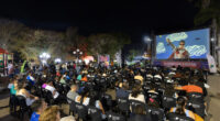 Público assiste a sessão gratuita de cinema ao ar livre durante o programa Cinema na Cidade em praça de Minas Gerais