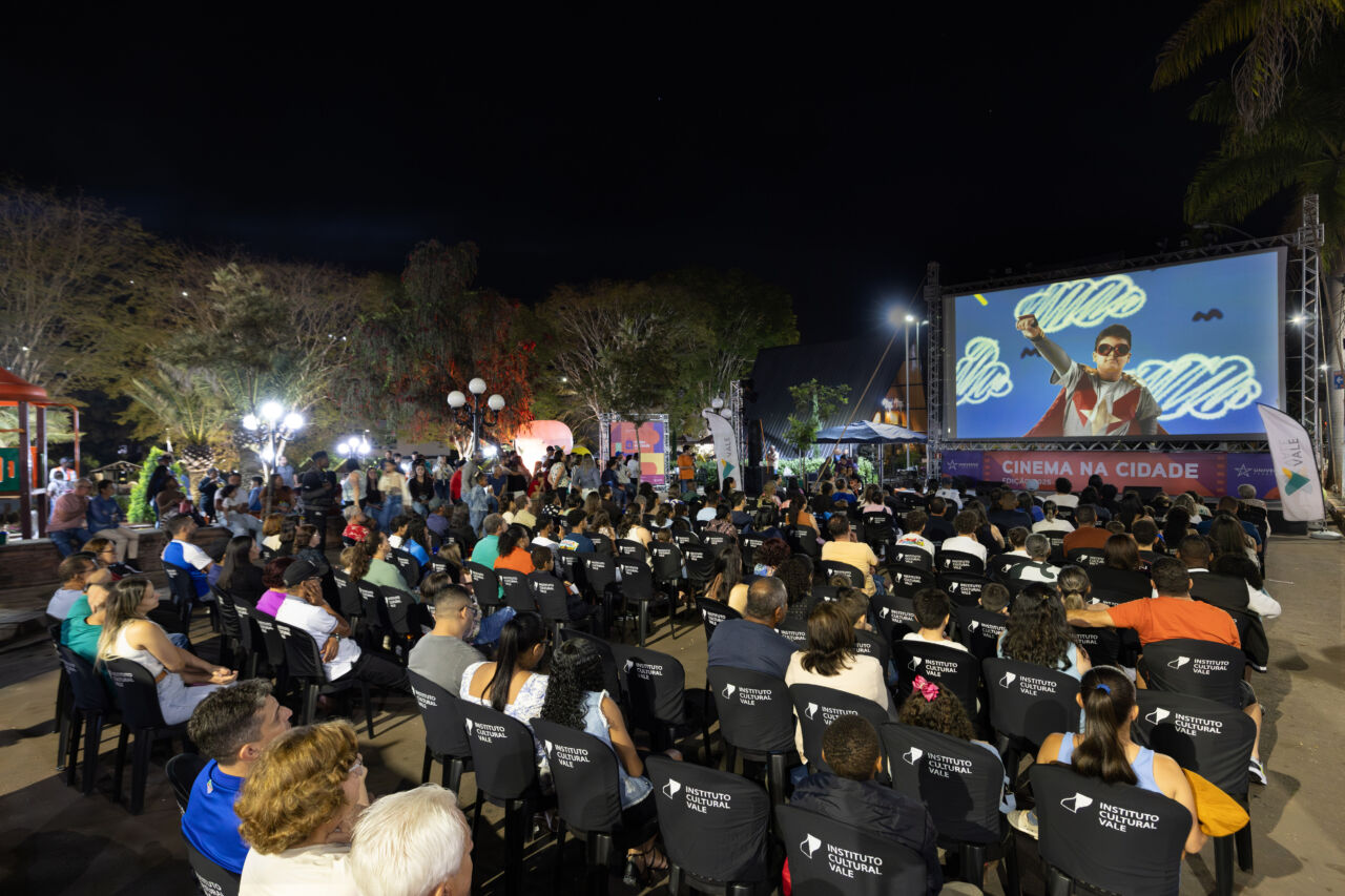Cinema na Cidade realiza exibição gratuita ao ar livre em Minas Gerais Público assiste a sessão gratuita de cinema ao ar livre durante o programa Cinema na Cidade em praça de Minas Gerais