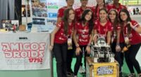 Equipe Amigos Droid posa com robô desenvolvido por estudantes após conquista em competição nacional de robótica