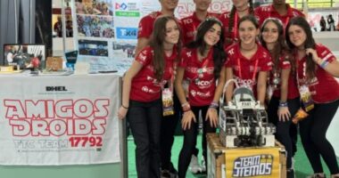 Equipe Amigos Droid posa com robô desenvolvido por estudantes após conquista em competição nacional de robótica