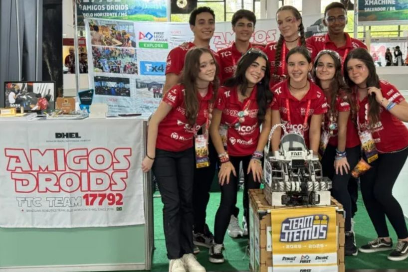 Equipe Amigos Droid posa com robô desenvolvido por estudantes após conquista em competição nacional de robótica