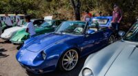 Carros clássicos expostos em evento automotivo com público ao redor durante o Beagá Motor Festival em Belo Horizonte