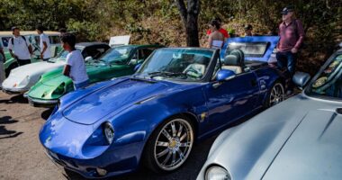 Carros clássicos expostos em evento automotivo com público ao redor durante o Beagá Motor Festival em Belo Horizonte