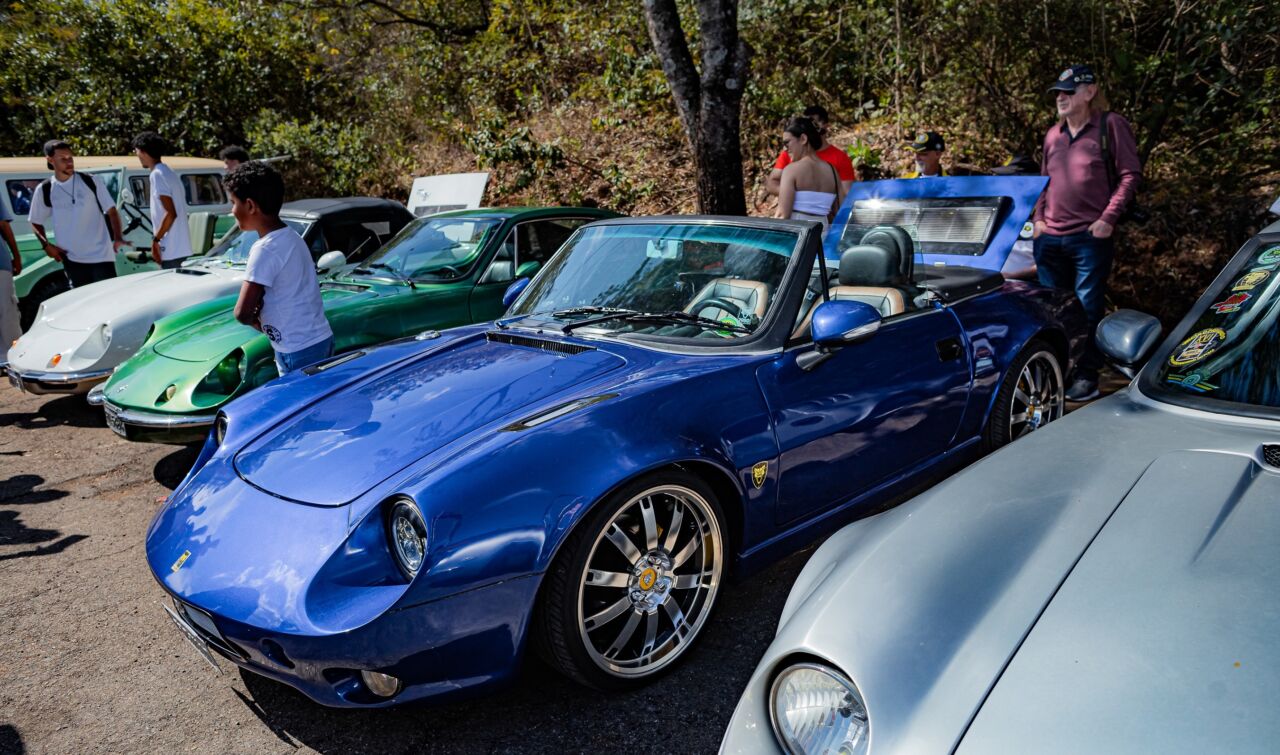 Exposição de carros clássicos no Beagá Motor Festival em BH Carros clássicos expostos em evento automotivo com público ao redor durante o Beagá Motor Festival em Belo Horizonte