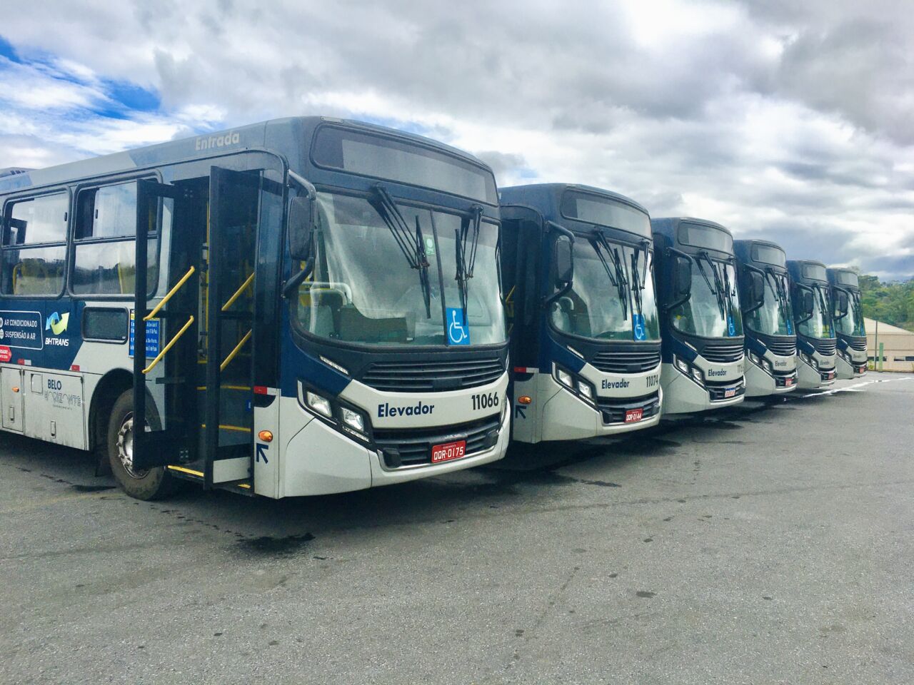Reforço na frota de ônibus busca normalizar atendimento na Estação São Gabriel Ônibus do transporte público estacionados em Belo Horizonte durante reforço da frota após falhas na operação