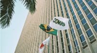 Fachada da sede da Cemig com bandeiras do Brasil e da empresa em Belo Horizonte