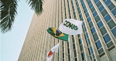 Fachada da sede da Cemig com bandeiras do Brasil e da empresa em Belo Horizonte