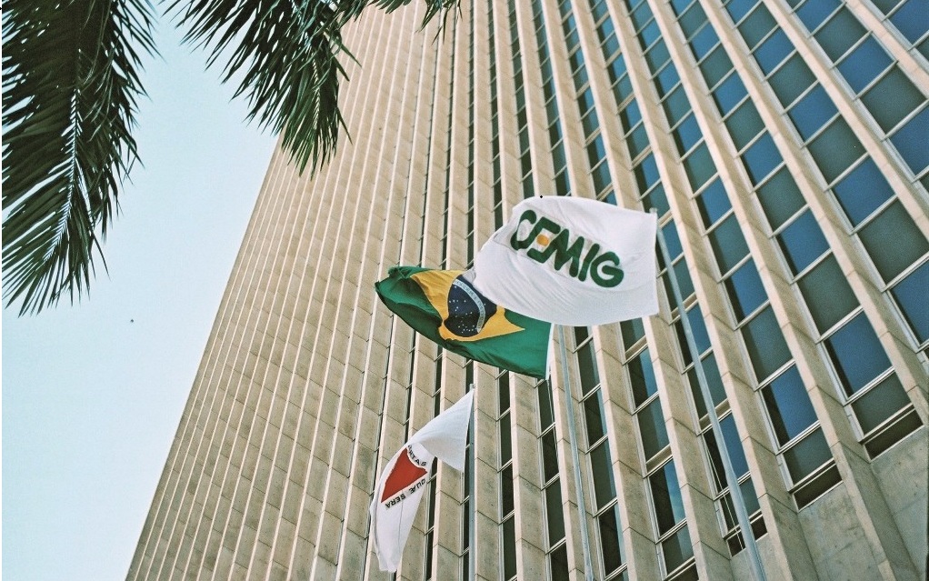 Cemig amplia valor de mercado e investimentos em Minas Fachada da sede da Cemig com bandeiras do Brasil e da empresa em Belo Horizonte