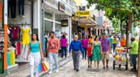 Movimentação no comércio de rua de Belo Horizonte com lojas abertas e consumidores circulando durante o dia