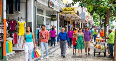 Movimentação no comércio de rua de Belo Horizonte com lojas abertas e consumidores circulando durante o dia