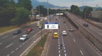 Motofaixa exclusiva para motociclistas em via urbana com tráfego de veículos, ilustrando proposta de implantação no Rio de Janeiro