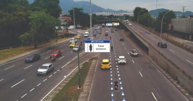 Motofaixa exclusiva para motociclistas em via urbana com tráfego de veículos, ilustrando proposta de implantação no Rio de Janeiro