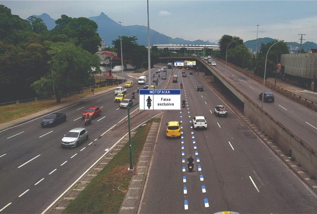 Motofaixas no RJ para melhorar segurança no trânsito Motofaixa exclusiva para motociclistas em via urbana com tráfego de veículos, ilustrando proposta de implantação no Rio de Janeiro