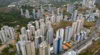 Vista aérea de Belo Horizonte e Nova Lima com concentração de edifícios residenciais e expansão urbana, representando o crescimento do mercado imobiliário e o avanço dos imóveis compactos na região