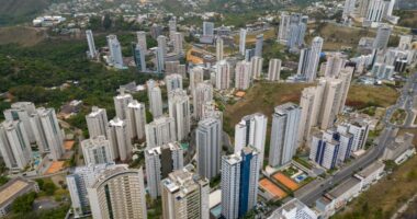 Vista aérea de Belo Horizonte e Nova Lima com concentração de edifícios residenciais e expansão urbana, representando o crescimento do mercado imobiliário e o avanço dos imóveis compactos na região