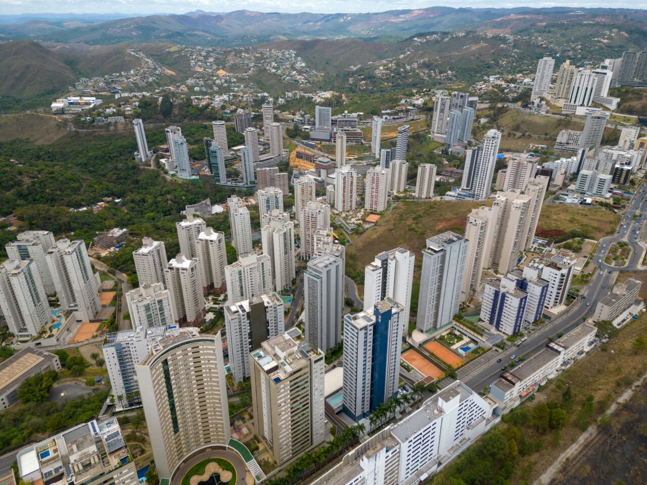 Vista aérea de Belo Horizonte e Nova Lima destaca expansão imobiliária em Minas Gerais Vista aérea de Belo Horizonte e Nova Lima com concentração de edifícios residenciais e expansão urbana, representando o crescimento do mercado imobiliário e o avanço dos imóveis compactos na região