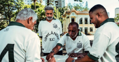 Detalhe de camisa retrô do Uberlândia Esporte Clube usada em campanha com ex-jogadores
