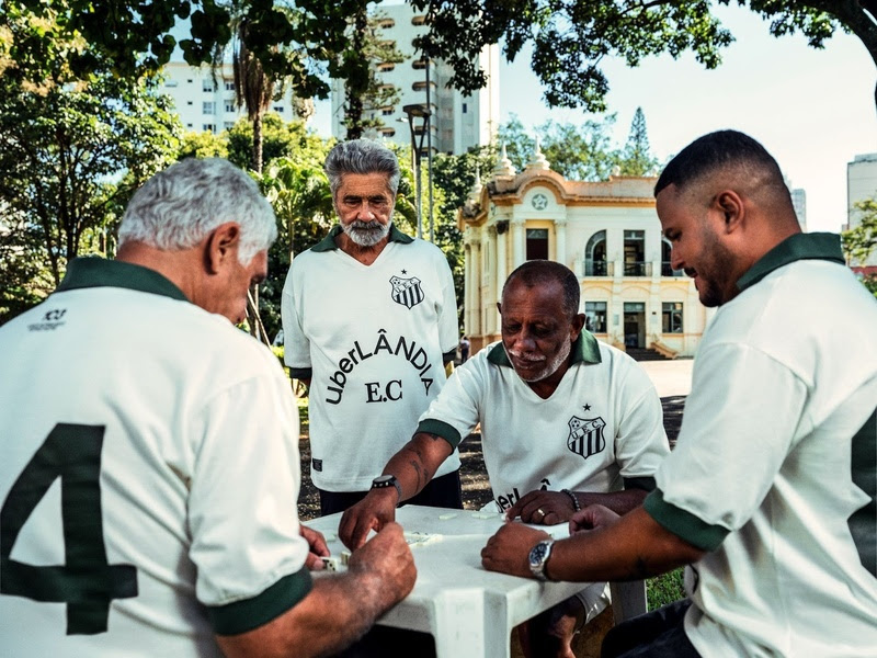 Camisa retrô do Uberlândia E.C. em campanha com ex-jogadores Detalhe de camisa retrô do Uberlândia Esporte Clube usada em campanha com ex-jogadores