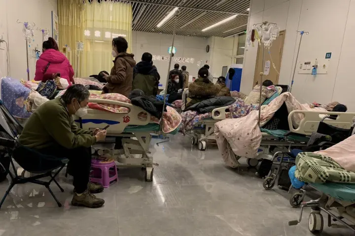 xs Paciente sendo atendido com sintomas de gripe em hospital