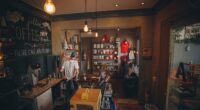 Ambiente interno da Academia do Café, em Belo Horizonte, com espaço dedicado ao universo dos cafés especiais, barista em atendimento e visitantes durante experiência imersiva