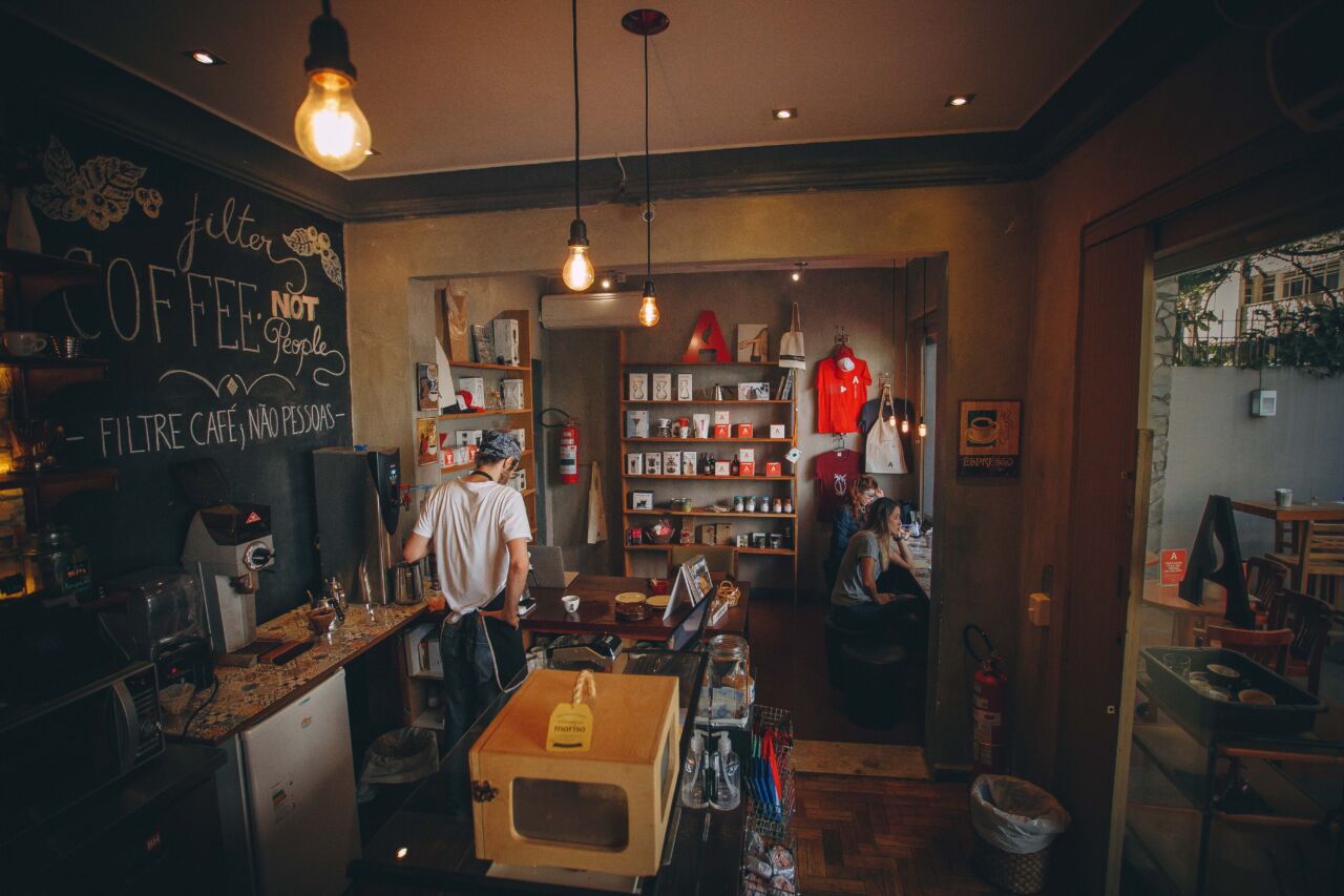 Academia do Café promove experiência imersiva no Dia do Café em BH Ambiente interno da Academia do Café, em Belo Horizonte, com espaço dedicado ao universo dos cafés especiais, barista em atendimento e visitantes durante experiência imersiva