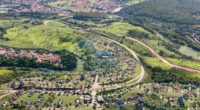 Vista aérea do empreendimento Alta Vista Brumadinho, bairro planejado da PHV URB próximo ao Inhotim, com áreas residenciais, vias urbanizadas e extensa área verde preservada