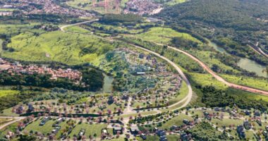 Vista aérea do empreendimento Alta Vista Brumadinho, bairro planejado da PHV URB próximo ao Inhotim, com áreas residenciais, vias urbanizadas e extensa área verde preservada