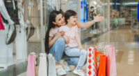 Alt text: Mãe e filha com sacolas de compras em shopping durante o período do Dia das Mães em Belo Horizonte