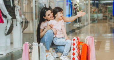 Alt text: Mãe e filha com sacolas de compras em shopping durante o período do Dia das Mães em Belo Horizonte