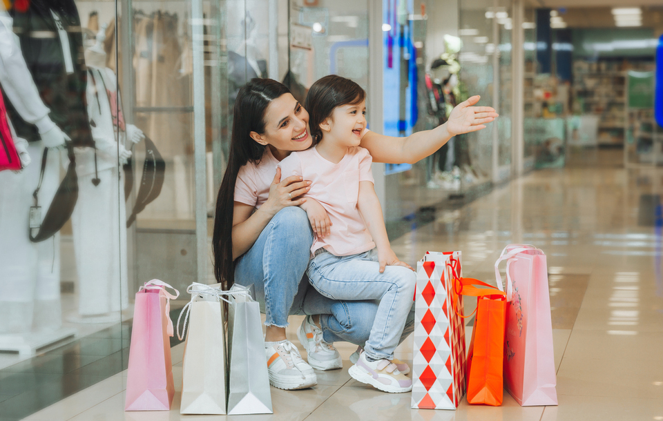 Consumo no Dia das Mães movimenta comércio em BH Alt text: Mãe e filha com sacolas de compras em shopping durante o período do Dia das Mães em Belo Horizonte