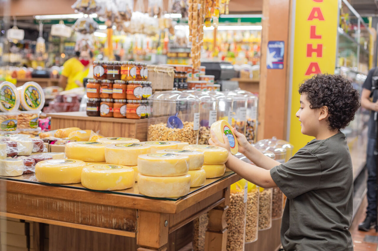 Semana do Queijo Artesanal Mineiro movimenta Mercado Central em BH Visitante observa e escolhe queijos artesanais mineiros em estande do Mercado Central, em Belo Horizonte, durante programação dedicada à cultura gastronômica de Minas Gerais