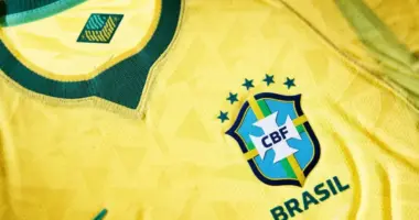 Detalhe da camisa amarela da seleção brasileira com escudo da CBF, usada como símbolo da preparação do Brasil para a Copa do Mundo de 2026