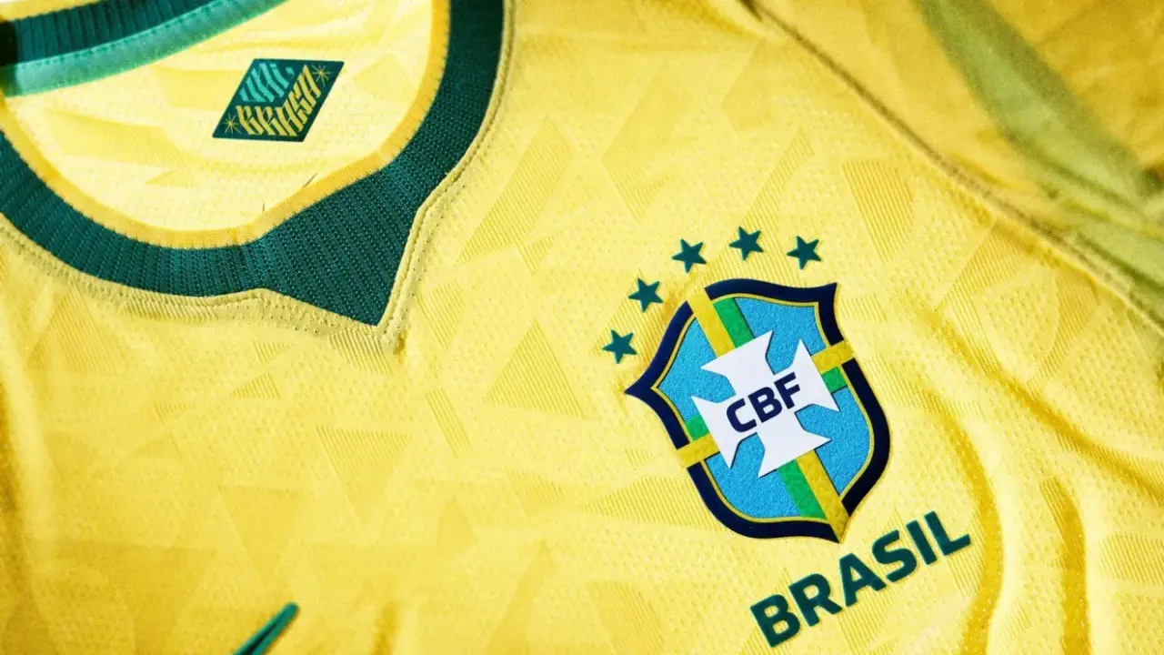 Camisa da seleção brasileira marca início da trajetória na Copa do Mundo de 2026 Detalhe da camisa amarela da seleção brasileira com escudo da CBF, usada como símbolo da preparação do Brasil para a Copa do Mundo de 2026
