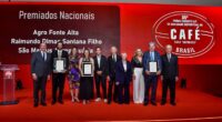 Vencedores nacionais do 35º Prêmio Ernesto Illy de Qualidade Sustentável do Café posam durante cerimônia oficial da premiação, que destacou produtores de Minas Gerais entre os melhores cafés do Brasil