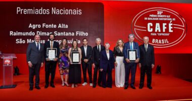 Vencedores nacionais do 35º Prêmio Ernesto Illy de Qualidade Sustentável do Café posam durante cerimônia oficial da premiação, que destacou produtores de Minas Gerais entre os melhores cafés do Brasil