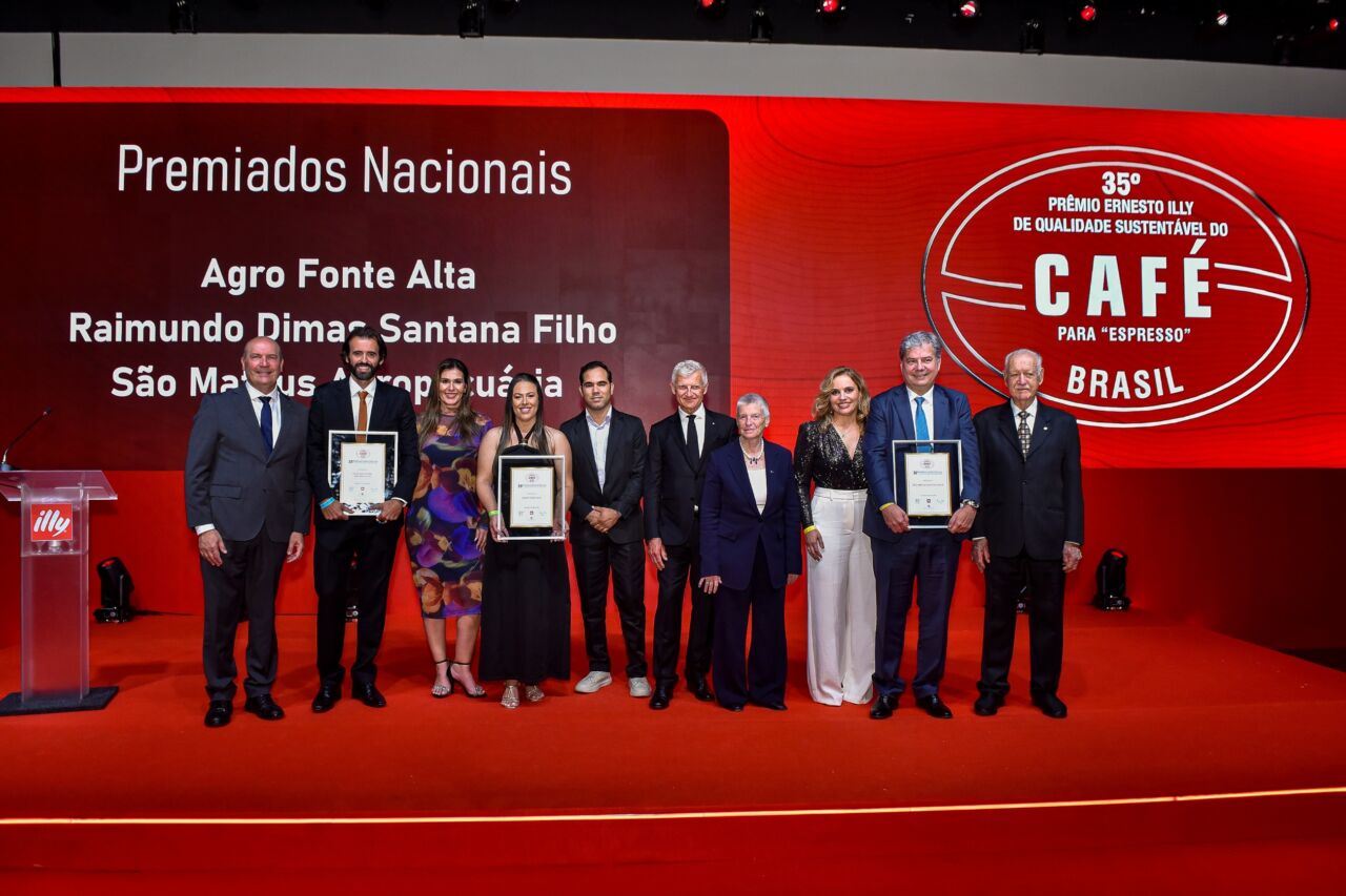 Produtores mineiros dominam 35º Prêmio Ernesto Illy de Qualidade Sustentável do Café Vencedores nacionais do 35º Prêmio Ernesto Illy de Qualidade Sustentável do Café posam durante cerimônia oficial da premiação, que destacou produtores de Minas Gerais entre os melhores cafés do Brasil