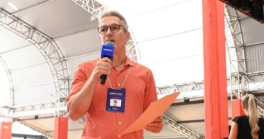 Romeu Zema discursando em evento do partido Novo em Belo Horizonte durante encontro estadual