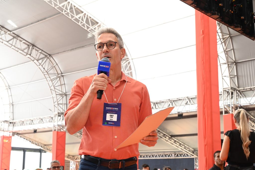 Romeu Zema participa de encontro do Novo em BH Romeu Zema discursando em evento do partido Novo em Belo Horizonte durante encontro estadual