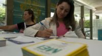 Microempreendedora preenche formulário durante atendimento da Semana do MEI em Belo Horizonte, iniciativa voltada à capacitação e formalização de pequenos negócios