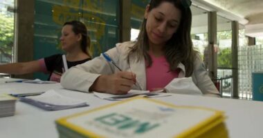 Microempreendedora preenche formulário durante atendimento da Semana do MEI em Belo Horizonte, iniciativa voltada à capacitação e formalização de pequenos negócios