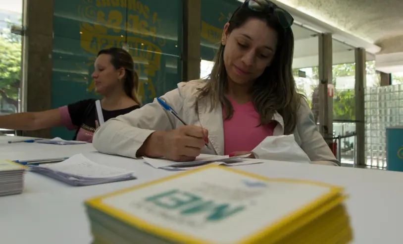 Semana do MEI oferece capacitação gratuita para empreendedores em Belo Horizonte Microempreendedora preenche formulário durante atendimento da Semana do MEI em Belo Horizonte, iniciativa voltada à capacitação e formalização de pequenos negócios