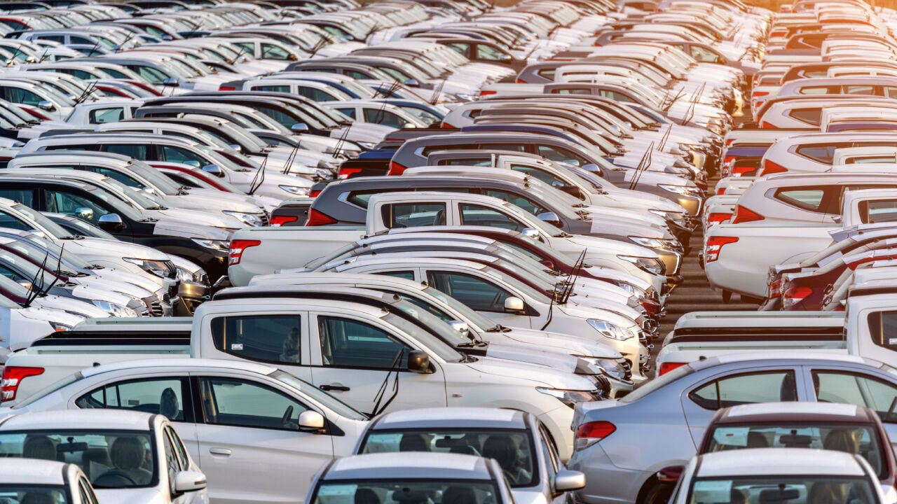 veículos carros estacionados
