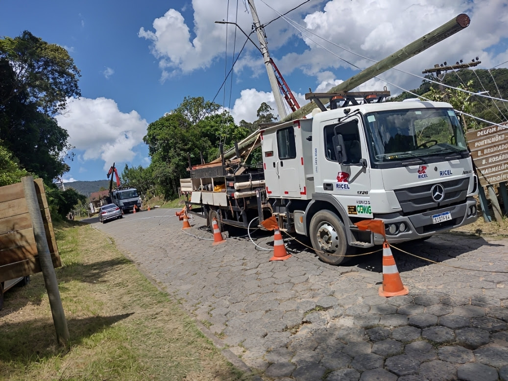 Cemig amplia rede elétrica com sistema de dupla alimentação em Minas Gerais Equipe realiza manutenção e ampliação da rede elétrica da Cemig em município mineiro, com caminhão de serviço e instalação de postes para reforço do fornecimento de energia